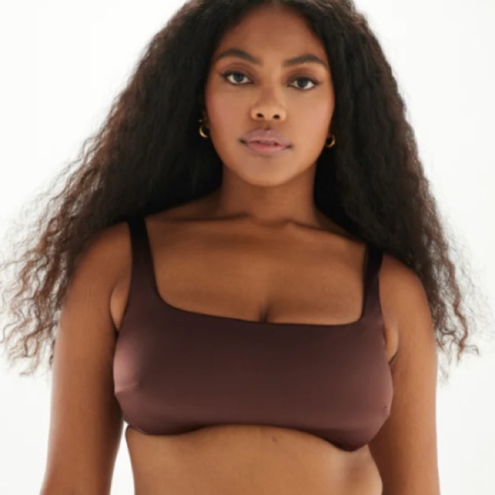 FORM AND FOLD THE CROP BIKINI TOP IN SYRUP SATIN
